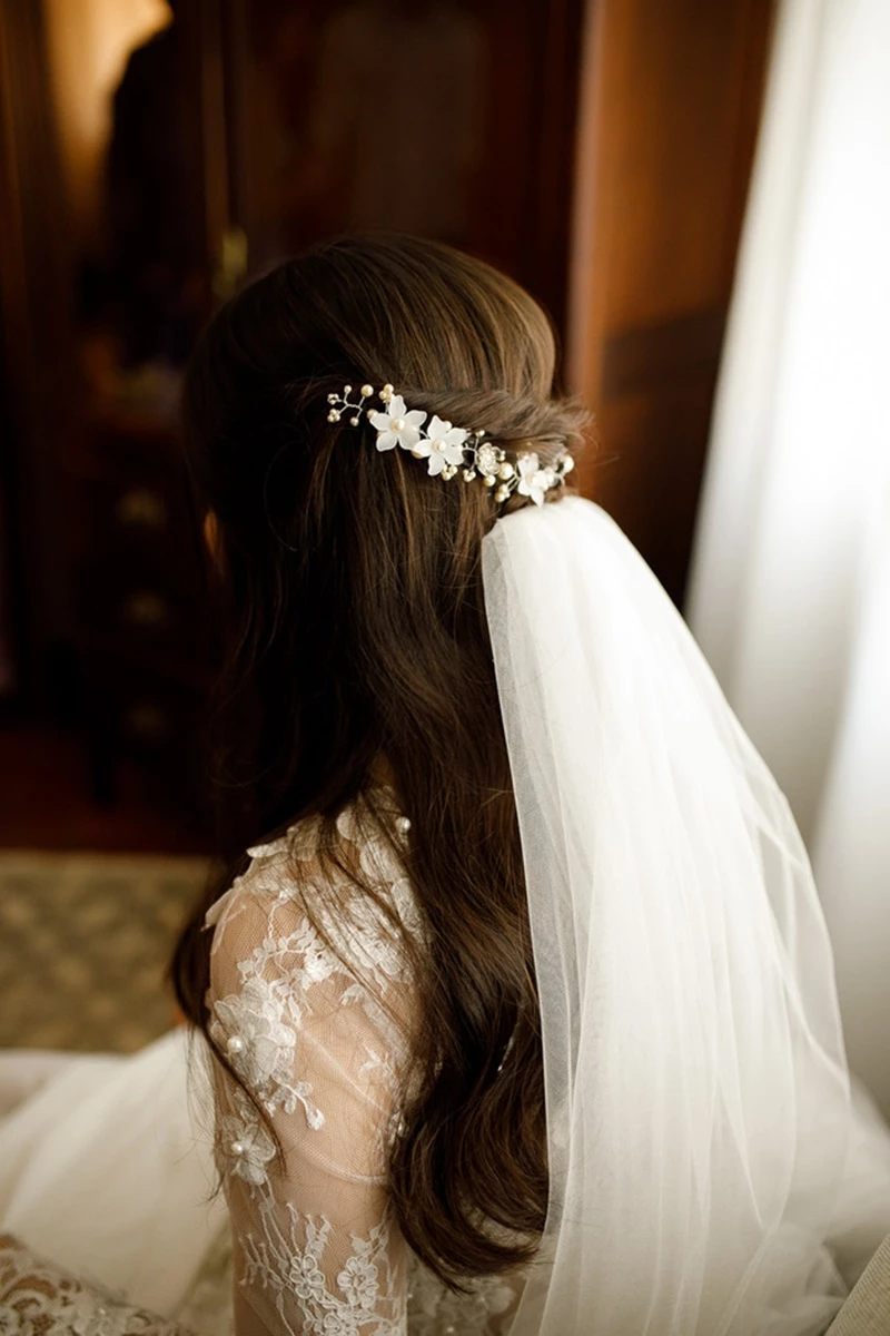 grinalda de porcelana fria vs grinalda de flores secas para casamento de dia