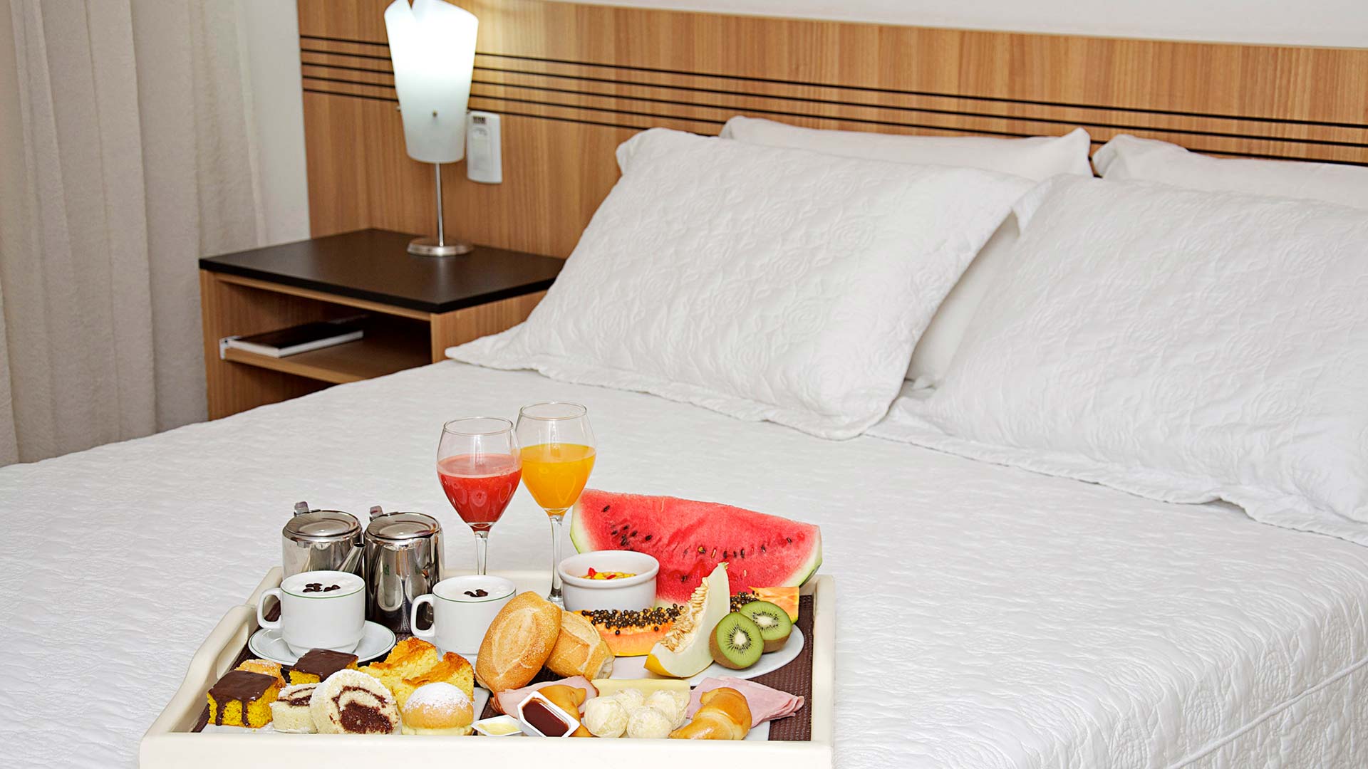 5 ideias de títulos:
1. Noite de Núpcias Inesquecível: Os Melhores Hotéis do Brasil
2. Pacotes de Lua de Mel: Luxo