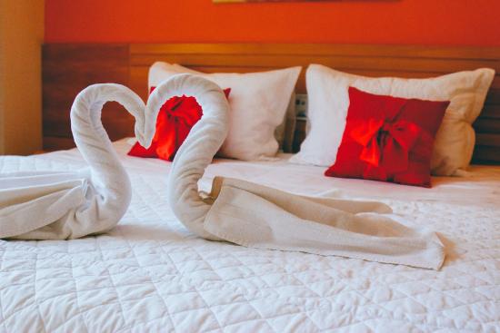 5 ideias de títulos:
1. Noite de Núpcias Inesquecível: Os Melhores Hotéis do Brasil
2. Pacotes de Lua de Mel: Luxo