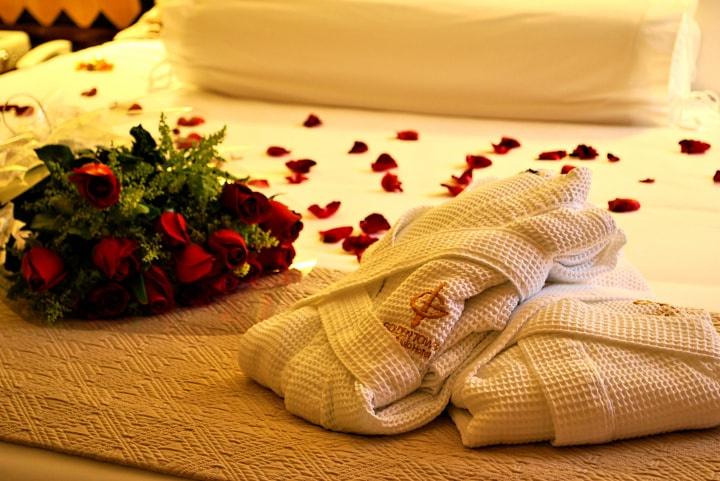 5 ideias de títulos:
1. Noite de Núpcias Inesquecível: Os Melhores Hotéis do Brasil
2. Pacotes de Lua de Mel: Luxo