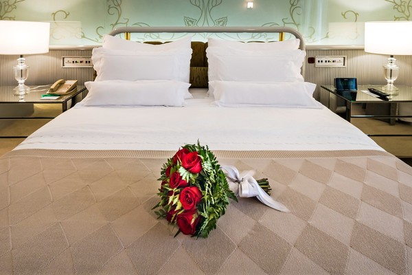 5 ideias de títulos:
1. Noite de Núpcias Inesquecível: Os Melhores Hotéis do Brasil
2. Pacotes de Lua de Mel: Luxo