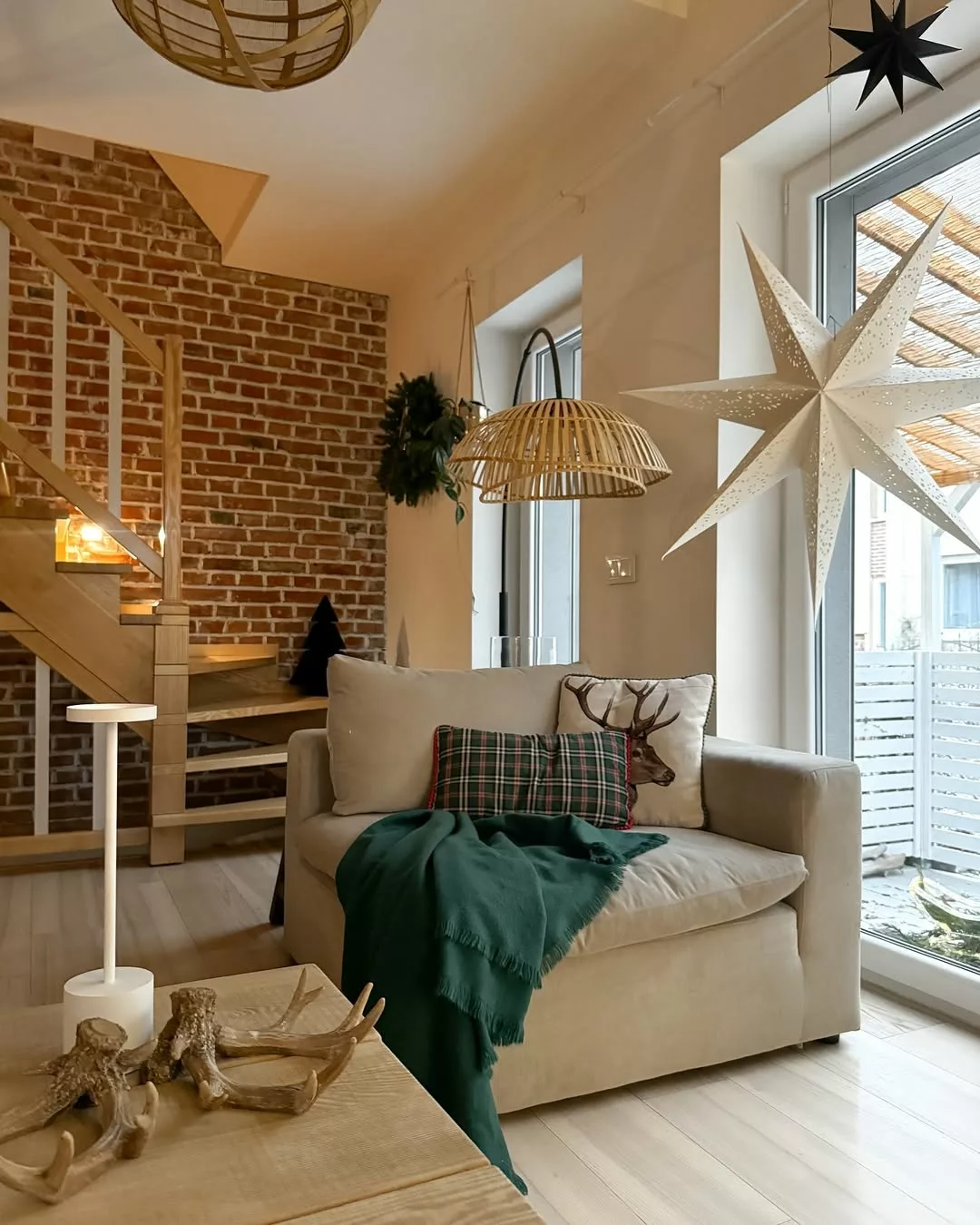 Texturas e Conforto: Como Escolher Mantas e Tapetes no Estilo Hygge