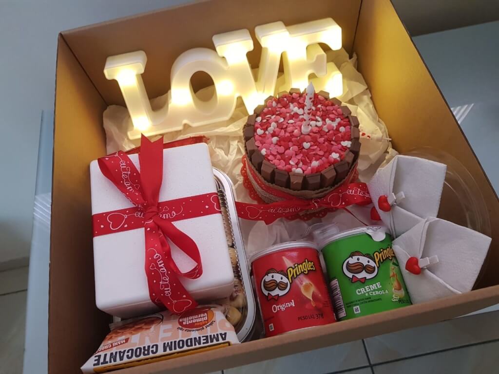 5 ideias de títulos:
1. Dia dos Namorados: Presentes Criativos que Surpreendem
2. Experiências Inesquecíveis para o Dia dos Namorados
3. DIY para o Dia dos Namorados: Presentes Feitos com Amor
4. Presentes Personalizados: A Chave para um Dia dos Namorados Perfeito
5. Guia Completo de Presentes por Estilo para o Dia dos Namorados