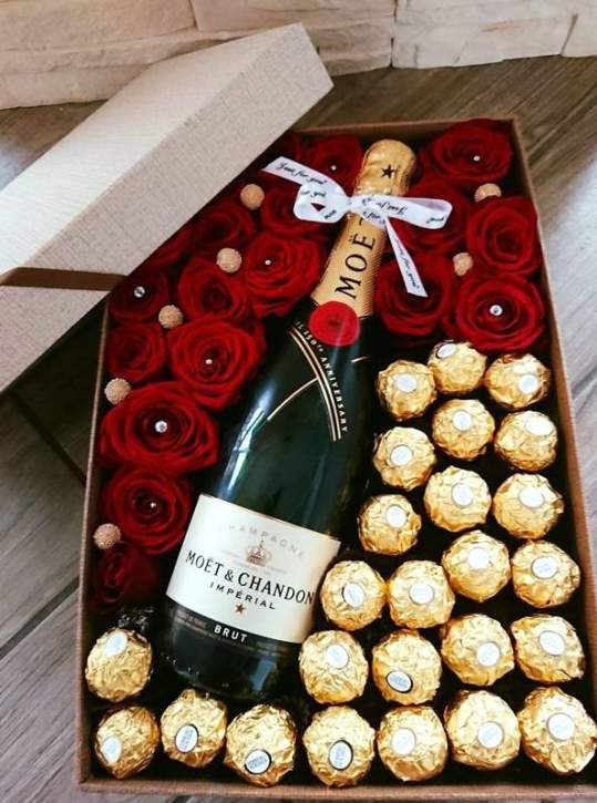 5 ideias de títulos:
1. Dia dos Namorados: Presentes Criativos que Surpreendem
2. Experiências Inesquecíveis para o Dia dos Namorados
3. DIY para o Dia dos Namorados: Presentes Feitos com Amor
4. Presentes Personalizados: A Chave para um Dia dos Namorados Perfeito
5. Guia Completo de Presentes por Estilo para o Dia dos Namorados