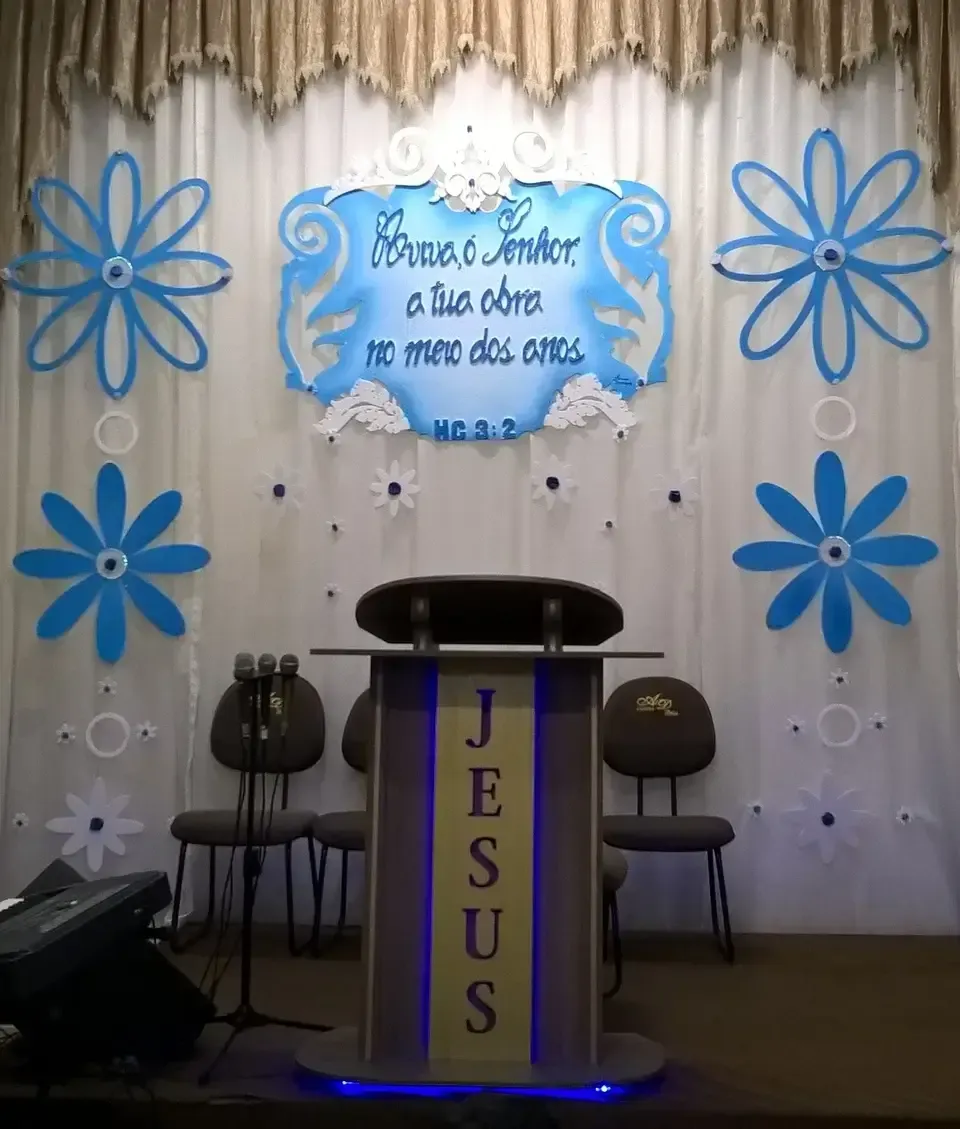 decoração de altar para igreja evangélica