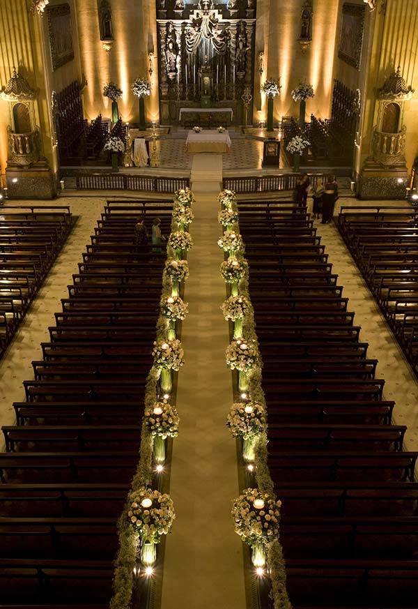 decoração de igreja evangélica com flores artificiais