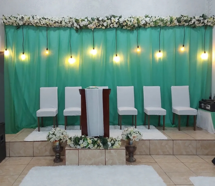 decoração de igreja evangélica com flores artificiais
