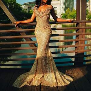 ideias de vestido de noiva dourado luxuoso para um casamento real