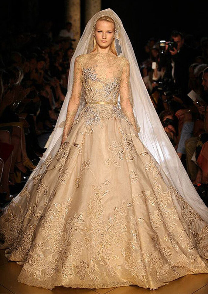 como combinar acessórios com vestido de noiva dourado