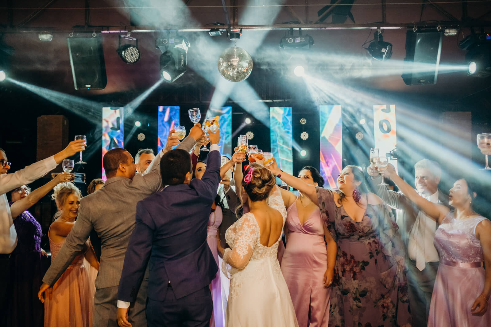 Iluminação Cênica para Casamentos e 15 Anos: Dicas Essenciais para um Evento Inesquecível