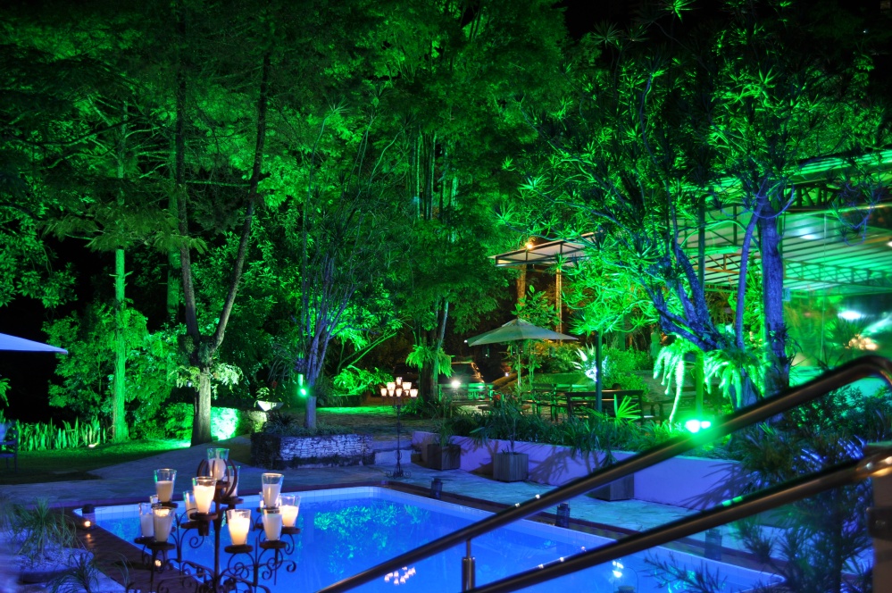 Guia Completo: Como Escolher os Melhores Equipamentos de Iluminação Cênica para sua Festa