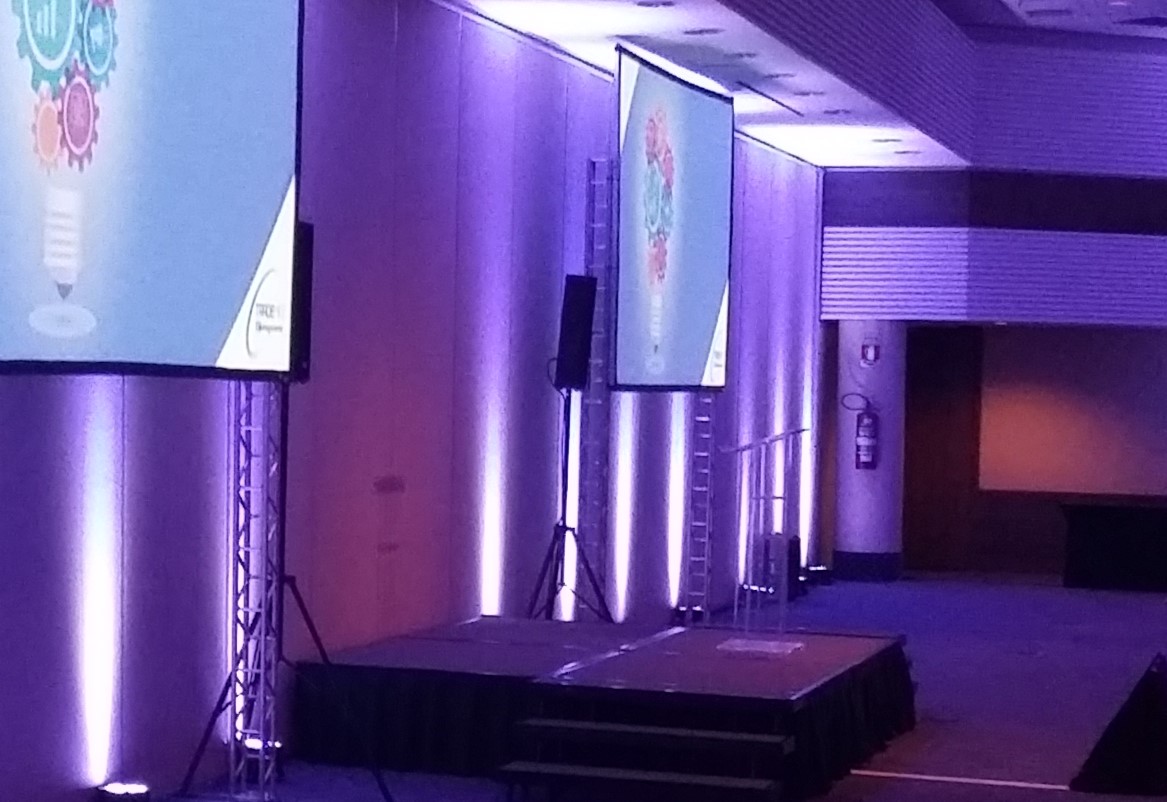 Iluminação Cênica para Casamentos e 15 Anos: Dicas Essenciais para um Evento Inesquecível