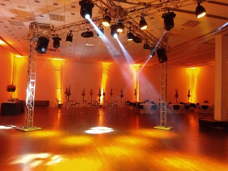 Moving Head vs. PAR LED: Qual o Melhor para o Efeito de Luz da Sua Festa?