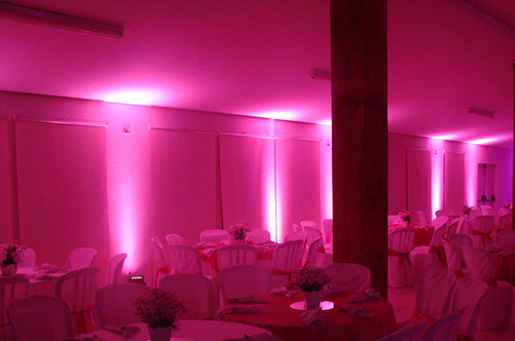 Guia Completo: Como Escolher os Melhores Equipamentos de Iluminação Cênica para sua Festa