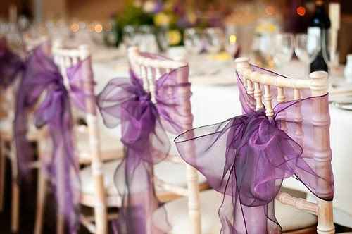 Laços de Cadeira de Elastano vs. Cetim: Qual Escolher para Seu Evento?