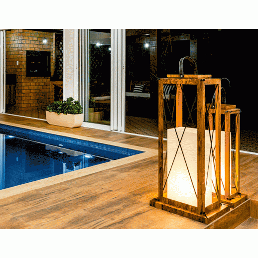 Lanternas de Chão na Área Externa: Iluminação e Charme para Seu Jardim