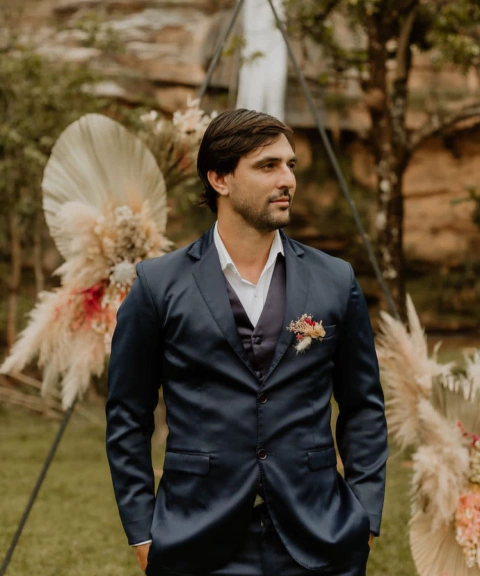 Lapela do Noivo vs. Padrinhos: Diferenças e Dicas de Destaque