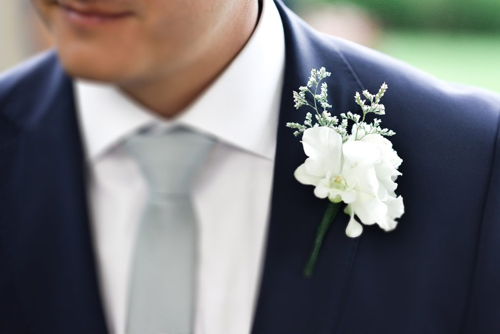 Flores para Lapela: Opções Resistentes para Casamentos no Verão