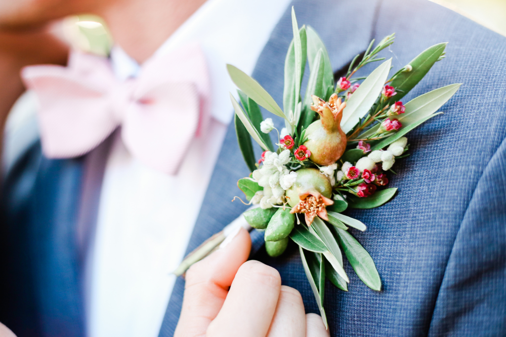 Flores para Lapela: Opções Resistentes para Casamentos no Verão