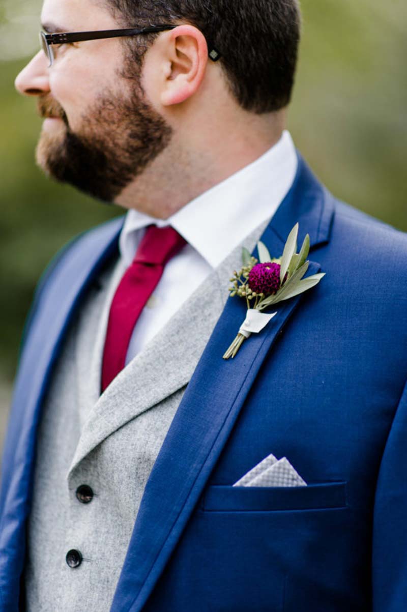 5 ideias de títulos:
1. Guia Completo: Tipos de Lapela e Como Escolher a Ideal para Seu Terno
2. Flor de Lapela: O Toque de Elegância que Transforma o Visual do Noivo
3. Microfone de Lapela: Essencial para Áudio Profissional e Mãos Livres
4. Lapela: O Detalhe que Define o Estilo e a Formalidade do Seu Blazer
5. Dicas de Etiqueta: Quando Usar Flor de Lapela e Como Combinar