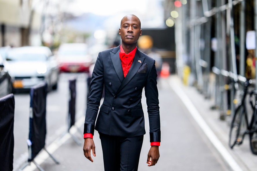 5 ideias de títulos:
1. Guia Completo: Tipos de Lapela e Como Escolher a Ideal para Seu Terno
2. Flor de Lapela: O Toque de Elegância que Transforma o Visual do Noivo
3. Microfone de Lapela: Essencial para Áudio Profissional e Mãos Livres
4. Lapela: O Detalhe que Define o Estilo e a Formalidade do Seu Blazer
5. Dicas de Etiqueta: Quando Usar Flor de Lapela e Como Combinar