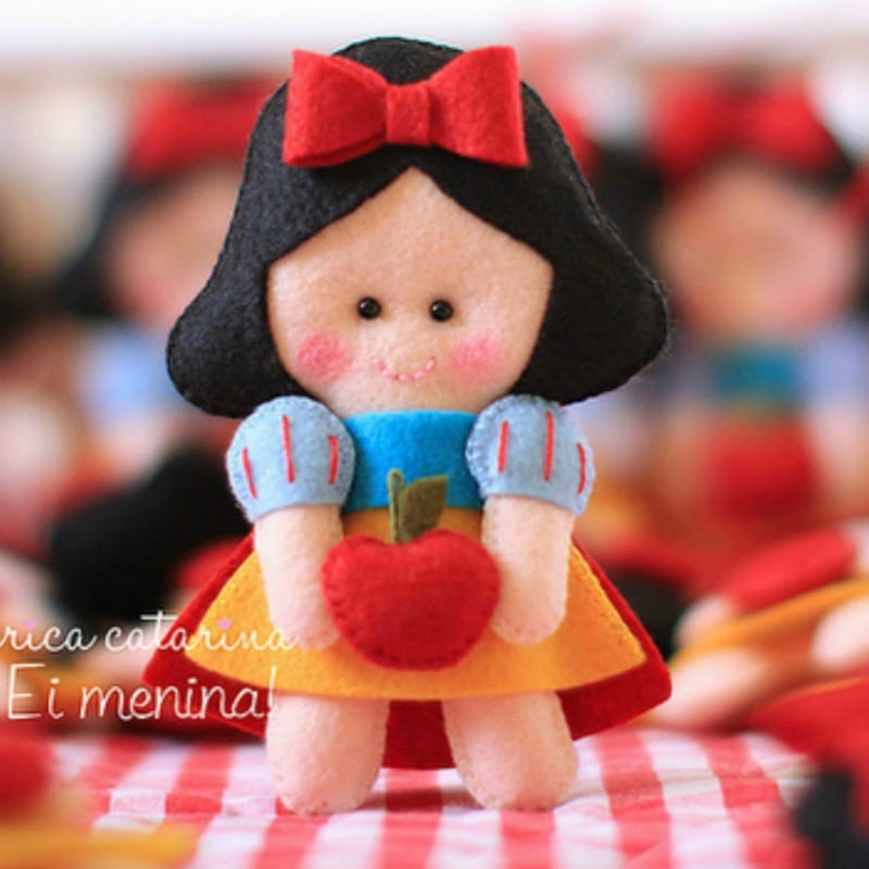 DIY: Crie Dedoches da Branca de Neve em Feltro para Contar Histórias