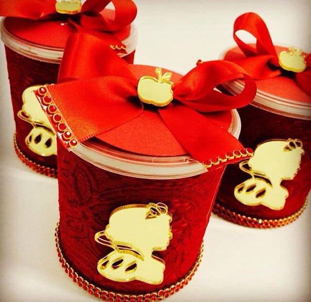 lembrancinha branca de neve luxo com biscuit