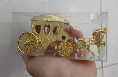 Como Escolher a Lembrancinha de Carruagem Dourada Perfeita para Sua Festa de Princesa