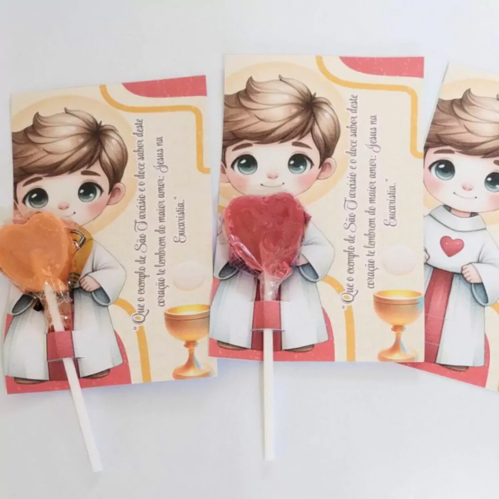 lembrancinhas católicas: mini terços vs garrafinhas de água benta