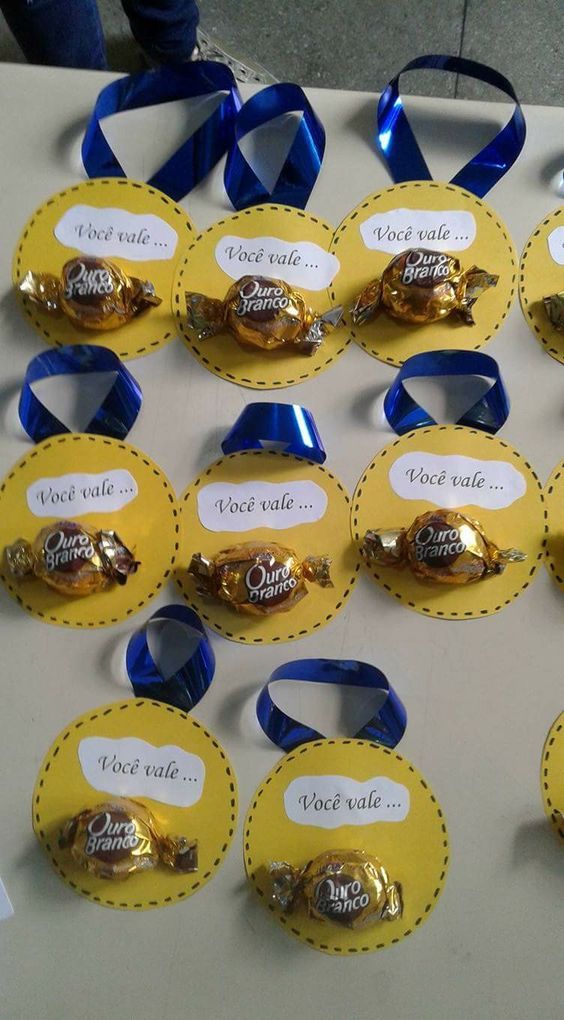 lembrancinhas católicas: mini terços vs garrafinhas de água benta