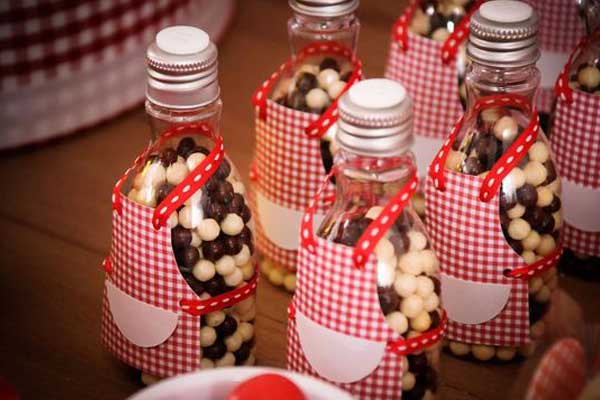 5 ideias de títulos para posts sobre lembrancinhas de chá de casa nova:
1. Chá de Casa Nova: As Lembrancinhas Mais Criativas e Úteis para Encantar seus Convidados
2. DIY Lembrancinhas de Chá de Casa Nova: Faça Você Mesmo e Surpreenda!
3. Guia Completo: Como Escolher a Lembrancinha Perfeita para o seu Chá de Casa Nova
4. Lembrancinhas Comestíveis para Chá de Casa Nova: Sabores que Ficam na Memória
5. Chá de Casa Nova Econômico: Ideias de Lembrancinhas Baratas e Charmosas