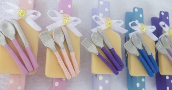 5 ideias de títulos para posts sobre lembrancinhas de chá de casa nova:
1. Chá de Casa Nova: As Lembrancinhas Mais Criativas e Úteis para Encantar seus Convidados
2. DIY Lembrancinhas de Chá de Casa Nova: Faça Você Mesmo e Surpreenda!
3. Guia Completo: Como Escolher a Lembrancinha Perfeita para o seu Chá de Casa Nova
4. Lembrancinhas Comestíveis para Chá de Casa Nova: Sabores que Ficam na Memória
5. Chá de Casa Nova Econômico: Ideias de Lembrancinhas Baratas e Charmosas