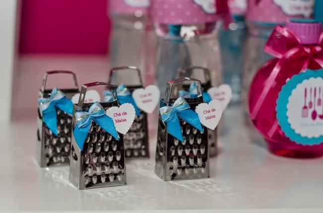 ideias inspiradoras de lembrancinhas de chá de cozinha com garrafa pet
