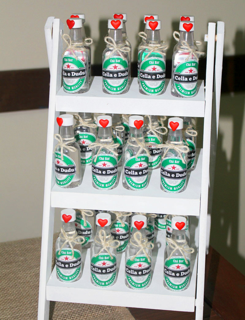 lembrancinha de garrafa pet vs. lembrancinha comprada para chá de cozinha