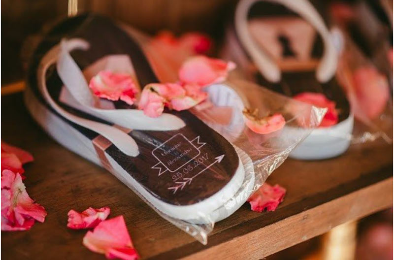 lembrancinha chinelos personalizados para casamento