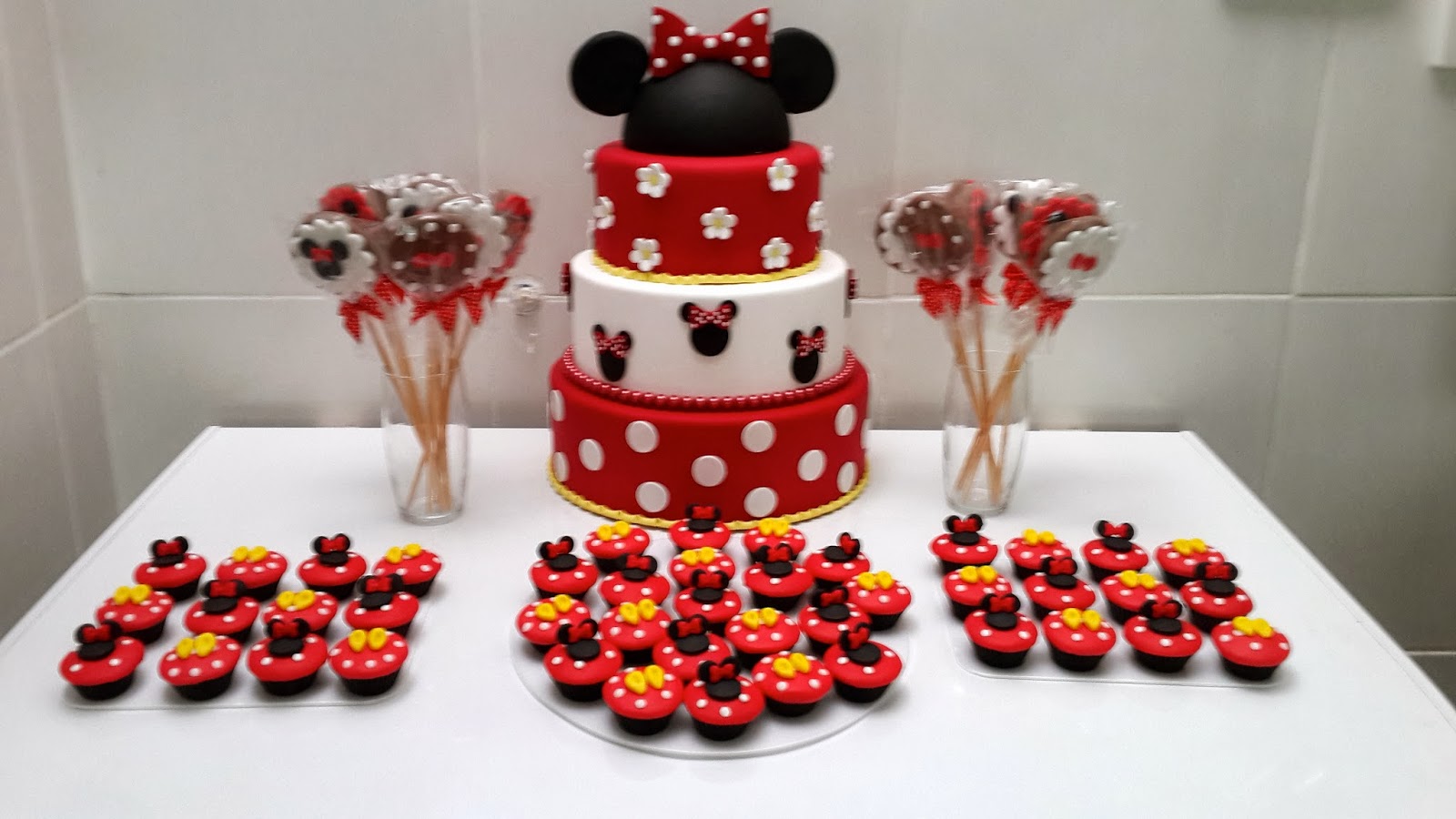 lembrancinha minnie vermelha pirulito doces confeitados