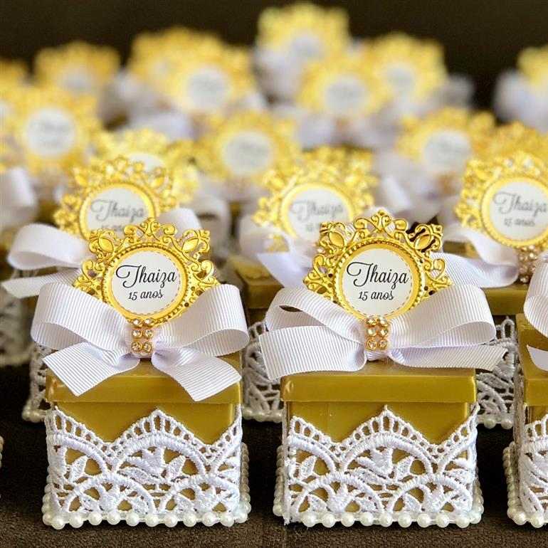 quanto custa lembrancinha de 15 anos em mdf personalizada