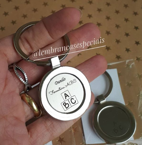 lembrancinha ABC vs lembrancinha escolar tradicional