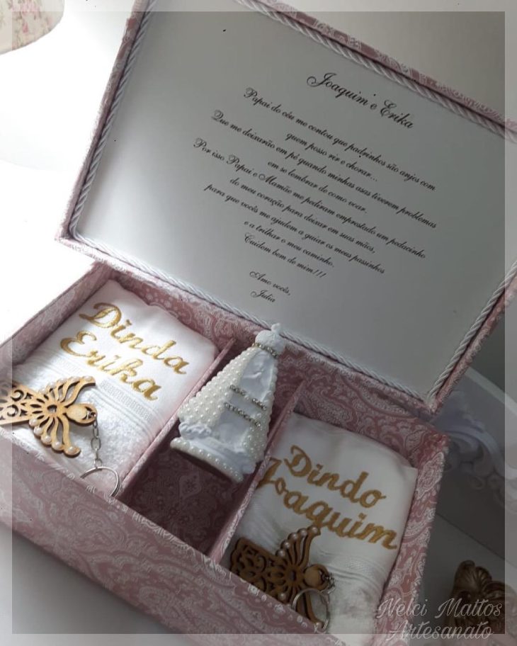 5 ideias de títulos para posts sobre lembrancinhas de batismo para padrinhos:
1. 10 Ideias de Lembrancinhas de Batismo que Seus Padrinhos Vão Amar
2. Kit Convite para Padrinhos: Como Criar uma Lembrancinha Inesquecível
3. Lembrancinhas Religiosas para Padrinhos: Significados e Inspirações
4. DIY: Crie Lembrancinhas de Batismo Únicas para os Padrinhos
5. Presentes Úteis e Criativos para Padrinhos de Batismo