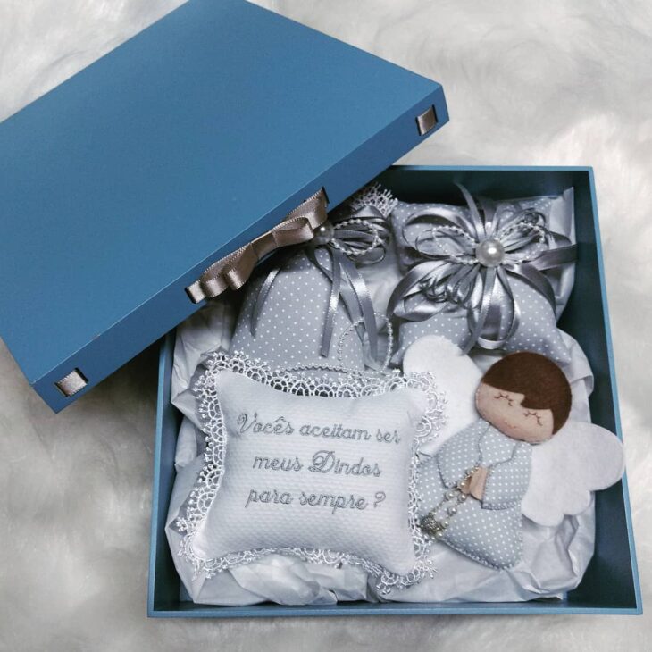 5 ideias de títulos para posts sobre lembrancinhas de batismo para padrinhos:
1. 10 Ideias de Lembrancinhas de Batismo que Seus Padrinhos Vão Amar
2. Kit Convite para Padrinhos: Como Criar uma Lembrancinha Inesquecível
3. Lembrancinhas Religiosas para Padrinhos: Significados e Inspirações
4. DIY: Crie Lembrancinhas de Batismo Únicas para os Padrinhos
5. Presentes Úteis e Criativos para Padrinhos de Batismo