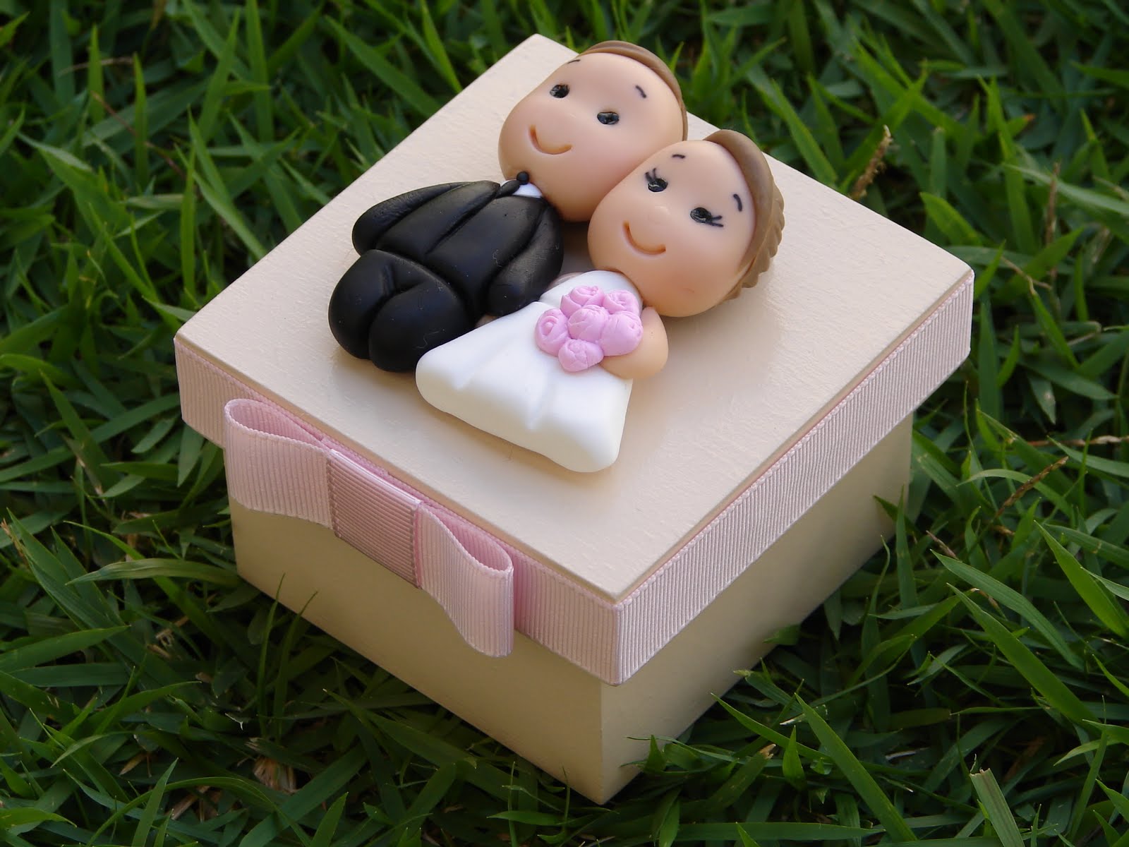 lembrancinha de casamento de biscuit
