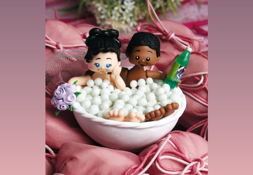 lembrancinha de casamento de biscuit