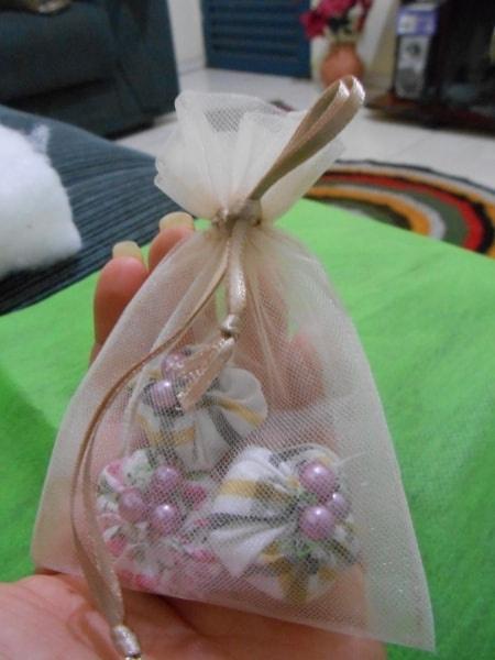 Aplicações de fuxico em peças de vestuário