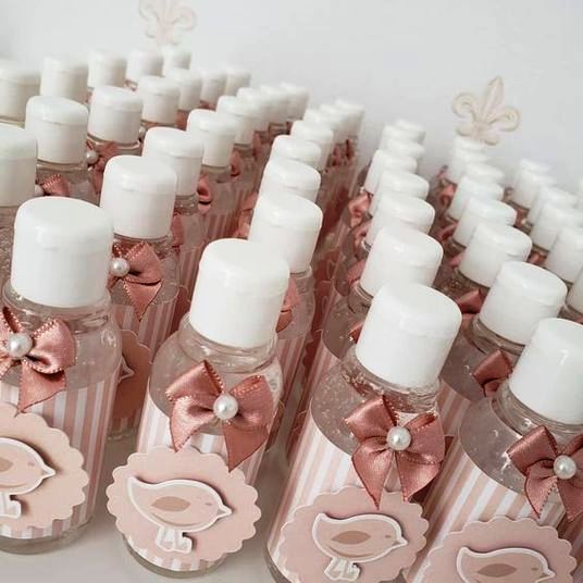 5 ideias de títulos para posts sobre lembrancinhas de maternidade com álcool em gel:
1. Álcool em Gel Personalizado: A Lembrancinha Perfeita para Maternidade
2. Kits de Álcool Gel para Maternidade: Opções Criativas e Úteis
3. Como Escolher a Fragrância Ideal para o Álcool em Gel da sua Lembrancinha
4. Tendências em Embalagens de Álcool Gel para Lembrancinhas de Bebê
5. Onde Comprar Álcool em Gel Personalizado para Maternidade: Guia Completo