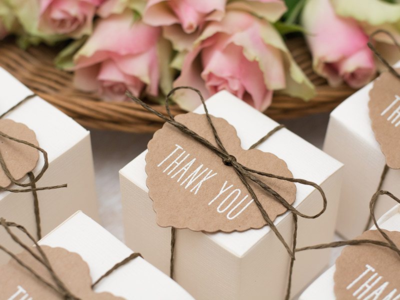lembrancinhas de mesa para casamento simples: suculentas vs. velas