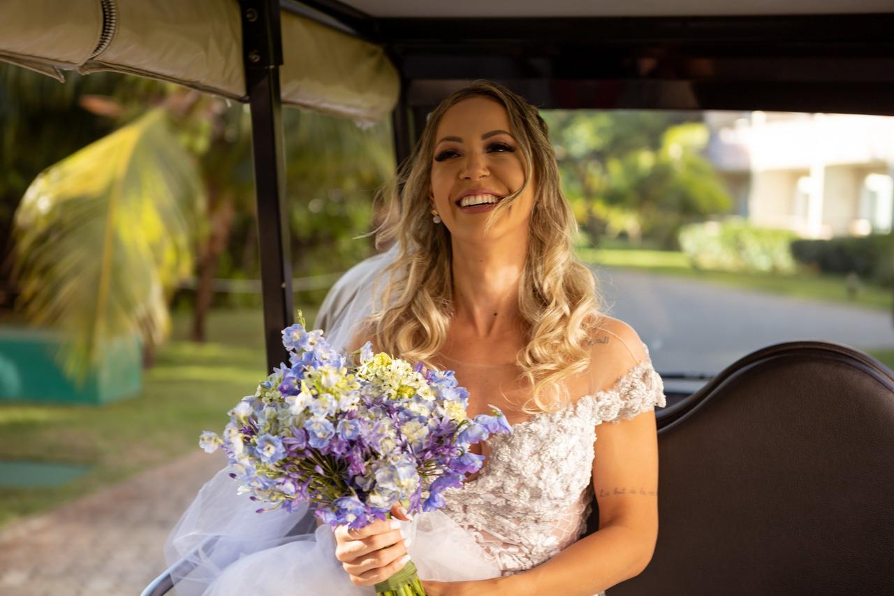 5 Ideias de Leques para Casamento: Do Luxo à Lembrancinha
Como Escolher o Leque Perfeito para Sua Noiva
Leques Personalizados: O Toque Único para Seus Convidados
Casamento no Verão: A Importância dos Leques para o Conforto
Onde Encontrar Leques de Casamento: Guia de Compras