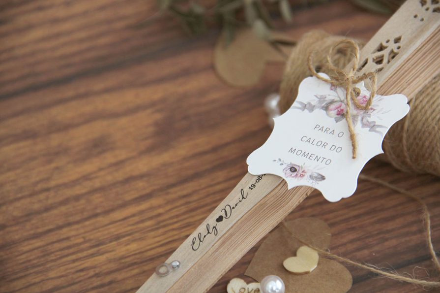 5 Ideias de Leques para Casamento: Do Luxo à Lembrancinha
Como Escolher o Leque Perfeito para Sua Noiva
Leques Personalizados: O Toque Único para Seus Convidados
Casamento no Verão: A Importância dos Leques para o Conforto
Onde Encontrar Leques de Casamento: Guia de Compras