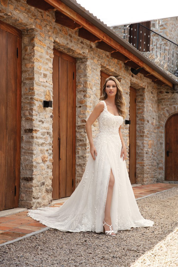 5 ideias de títulos:
1. Festa de Noivado: O Guia Completo de Looks para Noivos e Convidados
2. Do Casual Chic ao Elegante: Como Escolher o Traje Perfeito para o Seu Noivado
3. Noiva e Convidadas: Dicas de Estilo para Brilhar na Festa de Noivado
4. Homens no Noivado: Sugestões de Looks para o Noivo e Convidados
5. Noivado Diurno vs. Noturno: Adapte seu Look ao Horário e Local da Festa