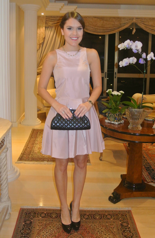 5 ideias de títulos:
1. Festa de Noivado: O Guia Completo de Looks para Noivos e Convidados
2. Do Casual Chic ao Elegante: Como Escolher o Traje Perfeito para o Seu Noivado
3. Noiva e Convidadas: Dicas de Estilo para Brilhar na Festa de Noivado
4. Homens no Noivado: Sugestões de Looks para o Noivo e Convidados
5. Noivado Diurno vs. Noturno: Adapte seu Look ao Horário e Local da Festa