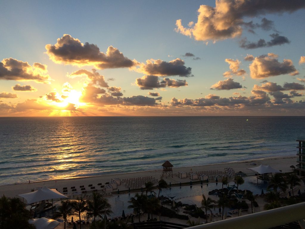 Planejamento Essencial: Documentação e Dicas de Viagem para Lua de Mel em Cancún